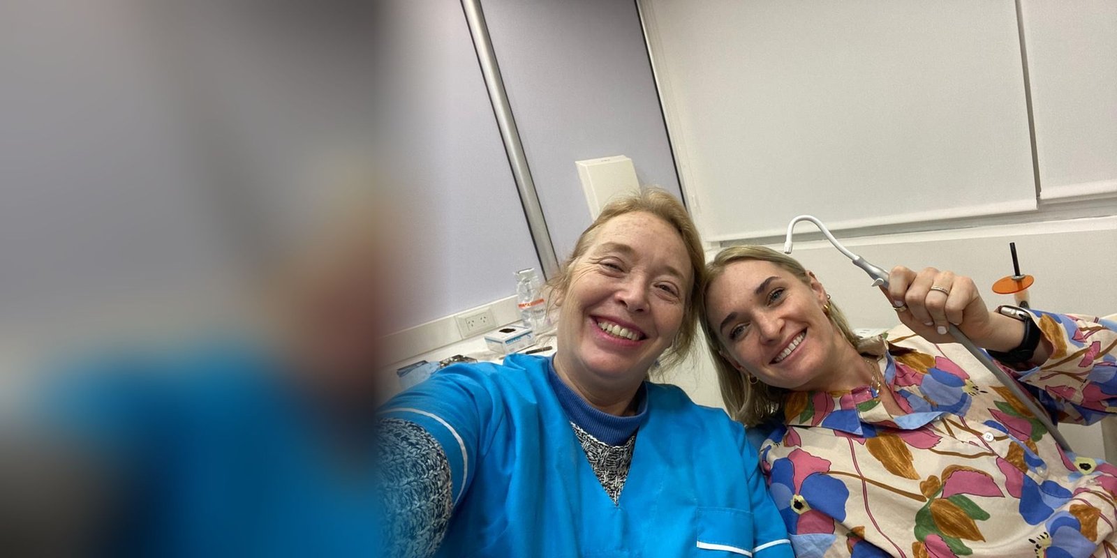 La Dra. Patricia Feraud con una paciente en el consultorio