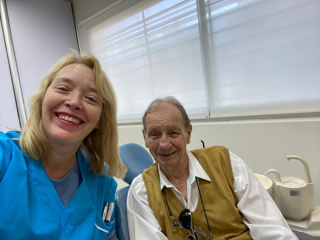 La Dra. Patricia Feraud con un paciente