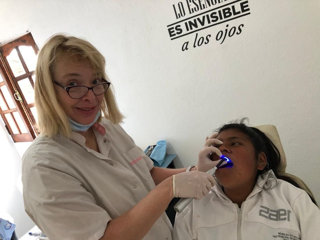 La Dra. Patricia Feraud con un paciente