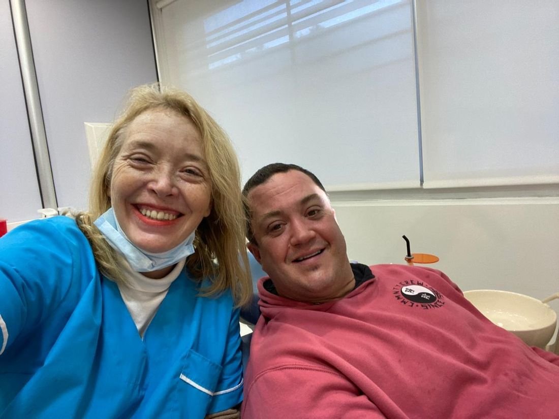 La Dra. Patricia Feraud con un paciente