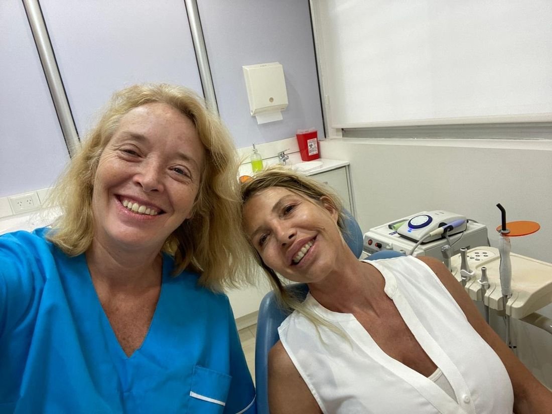 La Dra. Patricia Feraud con un paciente
