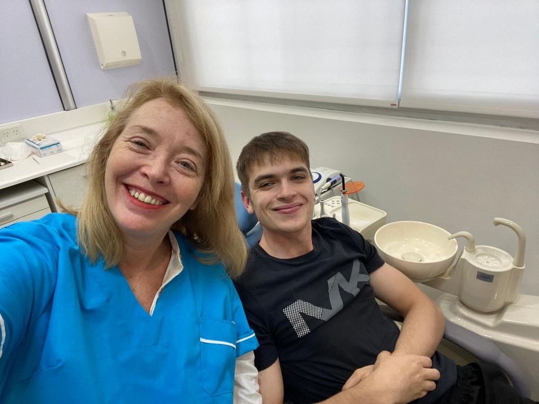 La Dra. Patricia Feraud con un paciente