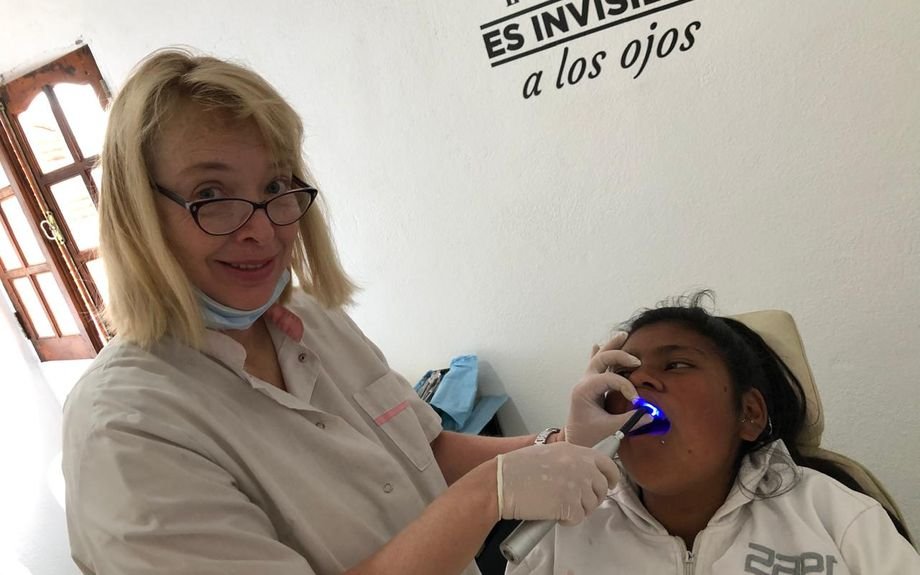 La Dra. Patricia Feraud atendiendo a una paciente